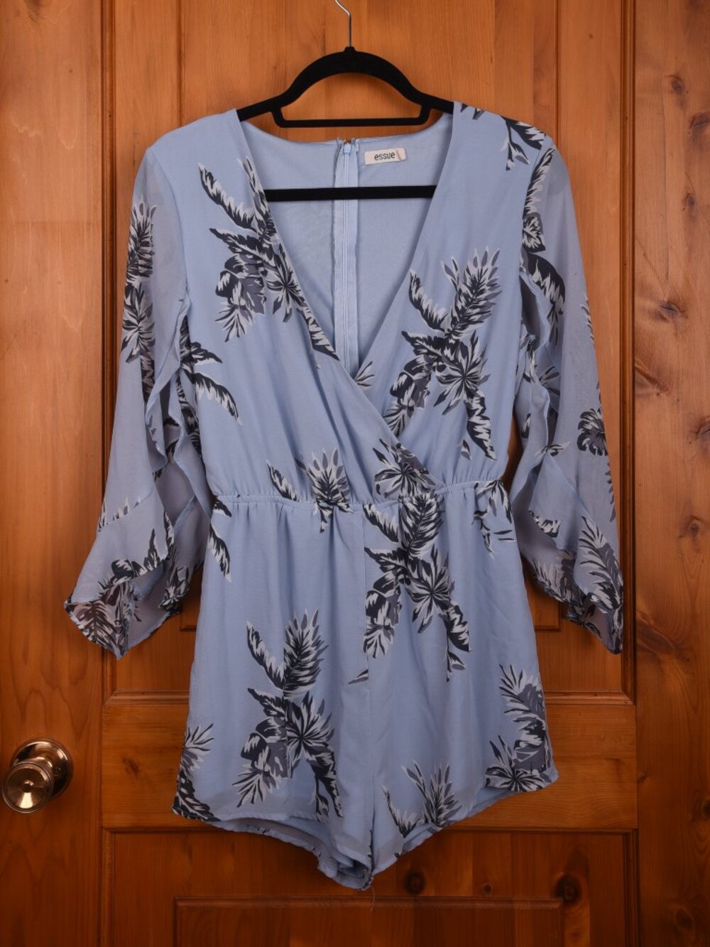Essue Light Blue V-Neck Tropical Leaf Print 3/4 Sleeve Romper - Size Small